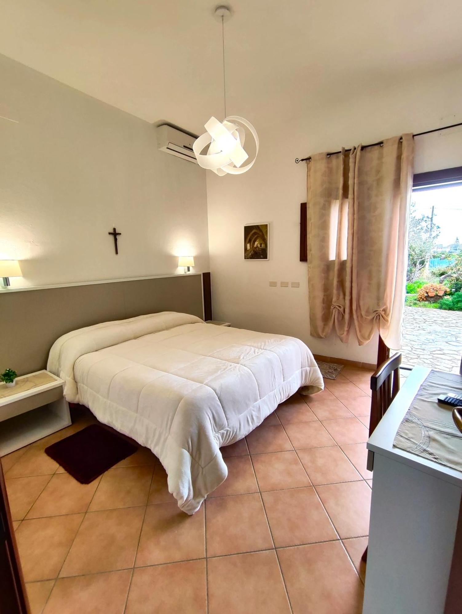 Bed and Breakfast Casolare Nelle Saline Torre Nubia Exterior foto