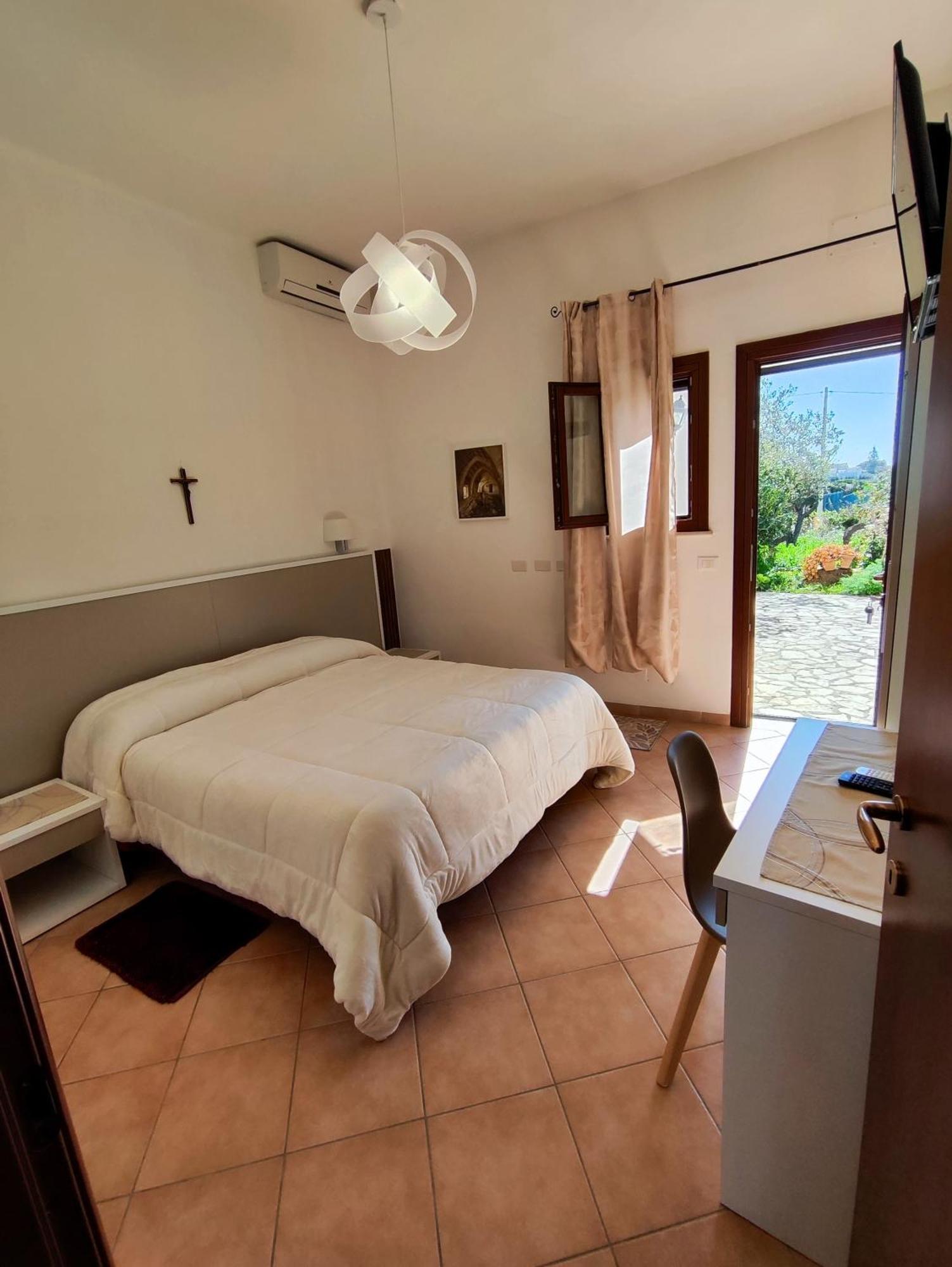 Bed and Breakfast Casolare Nelle Saline Torre Nubia Exterior foto